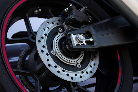 运动摩托车大自行车的特写轮胎和盘子烘焙，背景为0，具有柔和的焦点和过光