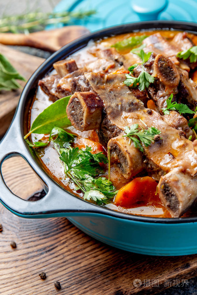 牛排骨布尔吉农.用胡萝卜煮的牛肉排骨, 红酒中的洋葱.法国菜.顶视图