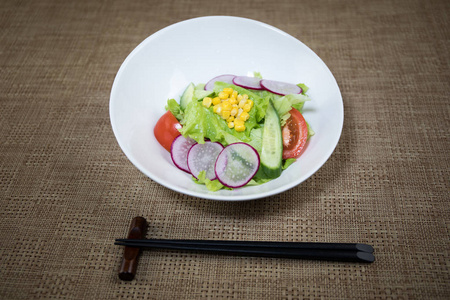 关闭盘子的视图与日本食物在里面。 日本传统食品餐桌上有东方装饰。 选择性聚焦