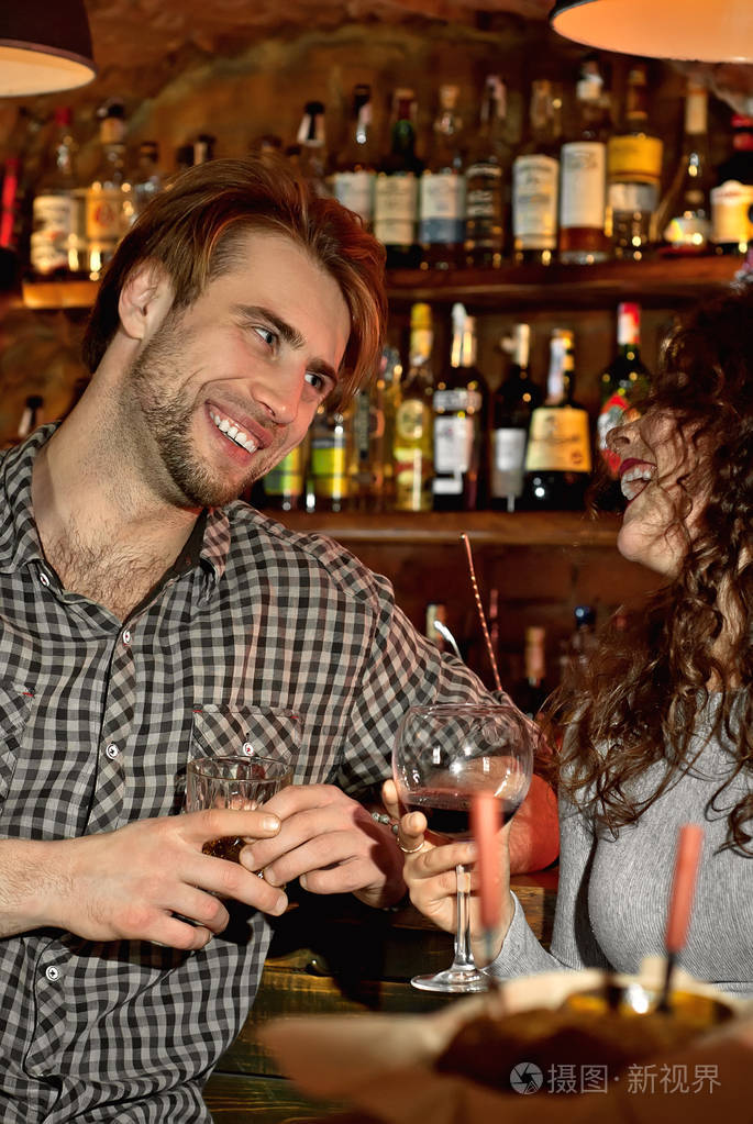 两个人喝酒. 背景中的酒保. 爱的概念第一次约会情人节.