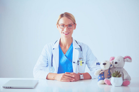 女医生在诊所里听孩子的听诊器