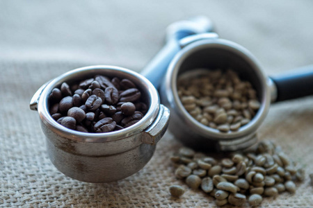 咖啡机上的咖啡豆和不锈钢勺子