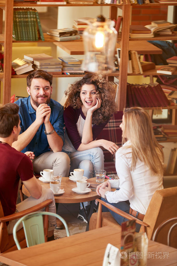 两对年轻夫妇在咖啡馆聊天