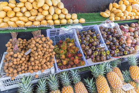 泰国当地市场上的新鲜红毛菜图片