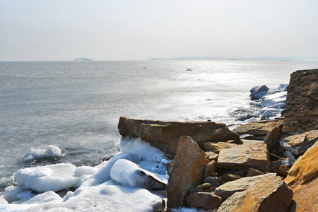 俄罗斯。 符拉迪沃斯托克市帕特罗克尔湾冬季。 日本海洋ussuriysky湾
