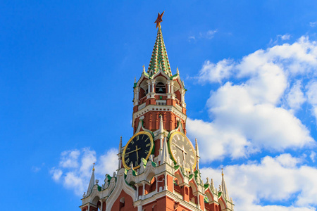 莫斯科俄罗斯2018年6月28日斯帕斯卡亚莫斯科克里姆林宫塔，在晴朗的一天，蓝天背景上有红宝石红星和钟声，白云