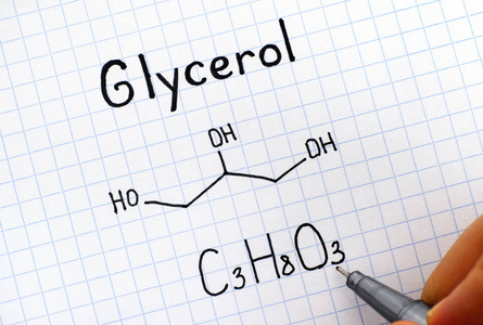 女人用钢笔书写甘油的化学配方。 快关门。