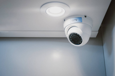 cctv 监控摄像头在家庭办公室的墙上进行监控