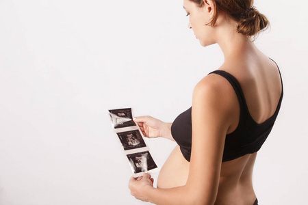 孕妇拿着超声波扫描