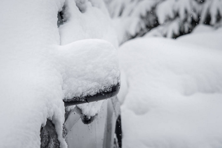 一辆车上满是雪