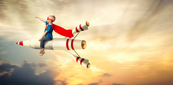 穿着超级英雄服装的男孩乘火箭飞行，展示超级能力。
