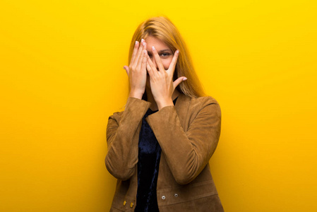 蔑视年轻的西班牙商界妇女用手捂着一只眼睛, 脸上充满自信的笑容和