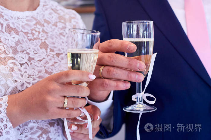 婚礼结束后新娘新郎用香槟酒杯敬酒照片-正版商用图片18btgk-摄图新