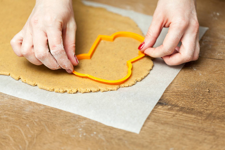 女手做饼干从新鲜面团在家里的特写
