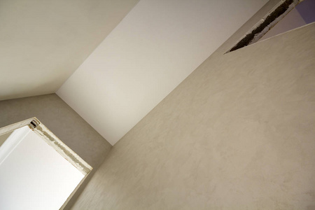 重建中新未完成公寓的角度视图. 白色天花板抹灰墙门开口.