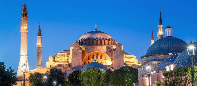 霍贾索菲亚晚上在伊斯坦布尔土耳其。 它是伊斯坦布尔的一个顶级地标。 傍晚可以看到古代索菲亚或大豆的全景。 伊斯坦布尔的旧建筑，以