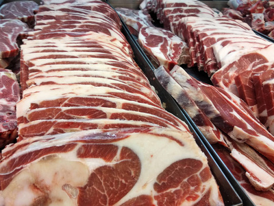 冷冻肉切成立方体和切片,允许在桌子上融化. 陈列在超市出售.照片