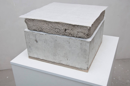 混凝土基层隔音水泥自流平地板隔音层合板地板.照片