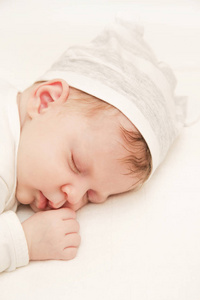 可爱的新生婴儿睡觉的肖像