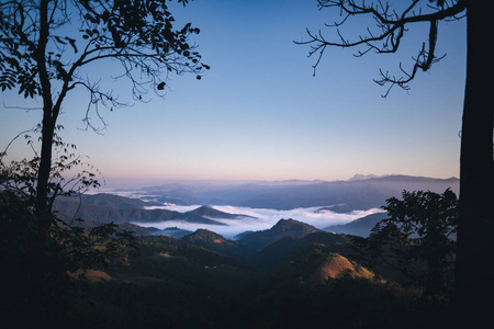 风景山，晨光熹微