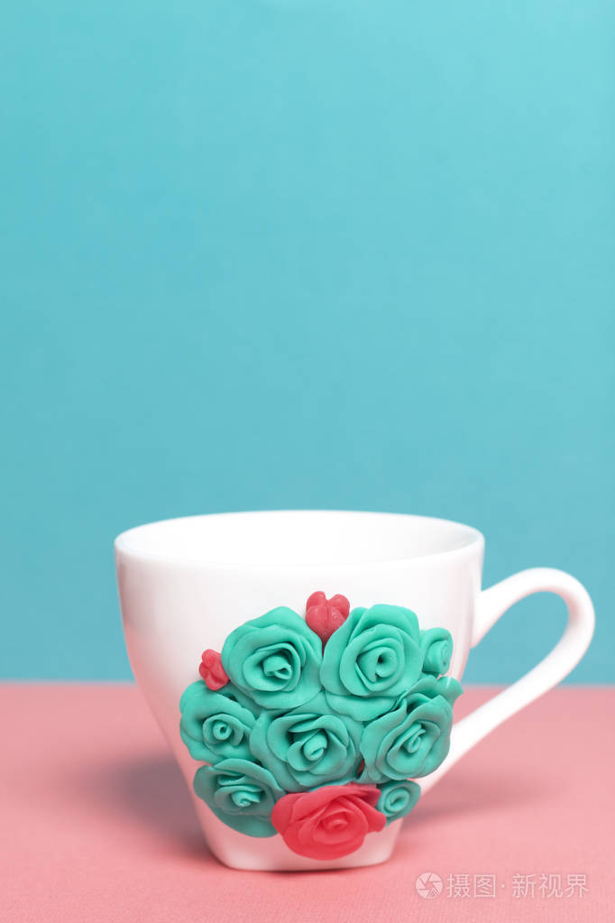 用聚合物粘土制成的花装饰的杯子聚合物粘土的工艺品用高分子粘土制成