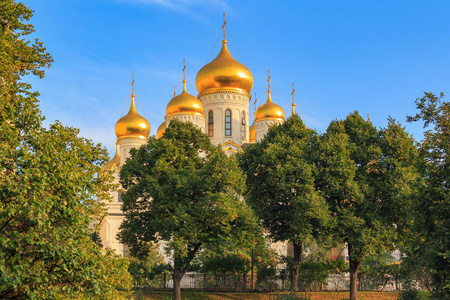 莫斯科俄罗斯2018年9月2日在阳光明媚的清晨，莫斯科克里姆林宫领土上的大教堂对抗蓝天和绿树