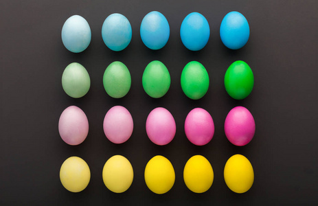 五颜六色的复活节彩蛋在黑色背景, 顶视图