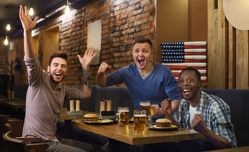 美国球迷看足球比赛和喝啤酒