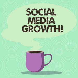 手写文本社交媒体增长。概念意义营销是通过互联网和电视杯热咖啡的价值获得的, 黑色语音泡泡作为蒸汽图标