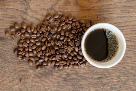 咖啡杯, 咖啡杯, 周围是咖啡豆