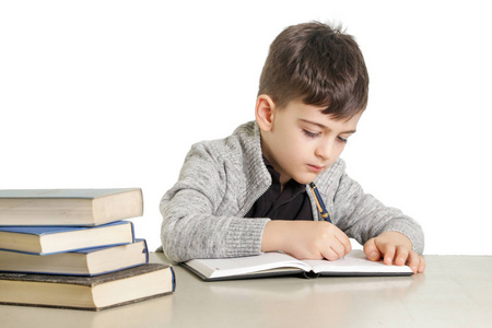 小男孩写作业照片