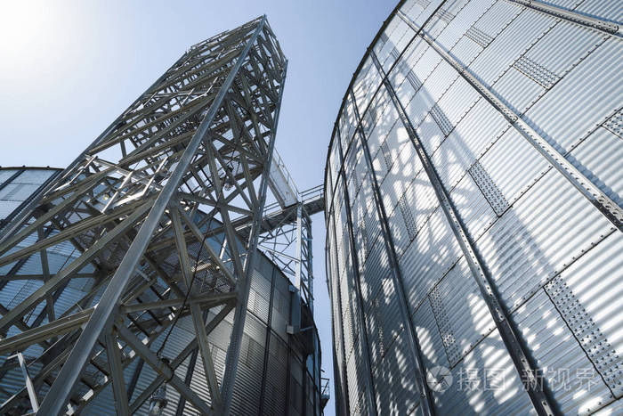 阳光明媚的夏日,现代工厂的高科技玻璃和混凝土建筑极简主义风格的共