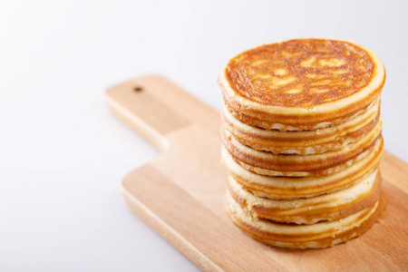美国甜自制的煎饼或煎饼与蜂蜜美味甜点早餐白色背景。 选择性聚焦