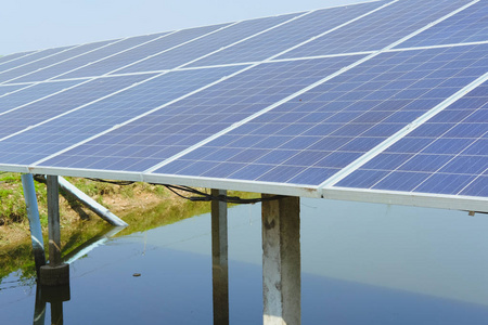 太阳能电池面板，为农场水泵供电。 农业可再生能源