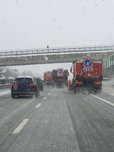 在高速公路上撒盐的卡车开着雪犁