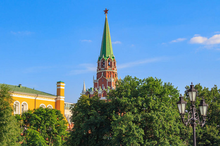 莫斯科俄罗斯2018年6月28日莫斯科克里姆林宫在晴天蓝天和绿树的塔楼和建筑