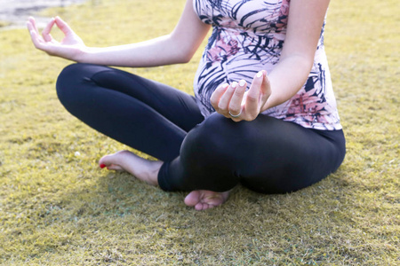 孕妇在公园练习瑜伽