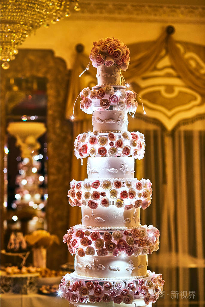 婚礼喜庆多层蛋糕白色色调