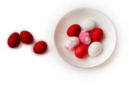 复活节装饰白色和红色鸡蛋在碗在白色背景上，最小设计水平图像