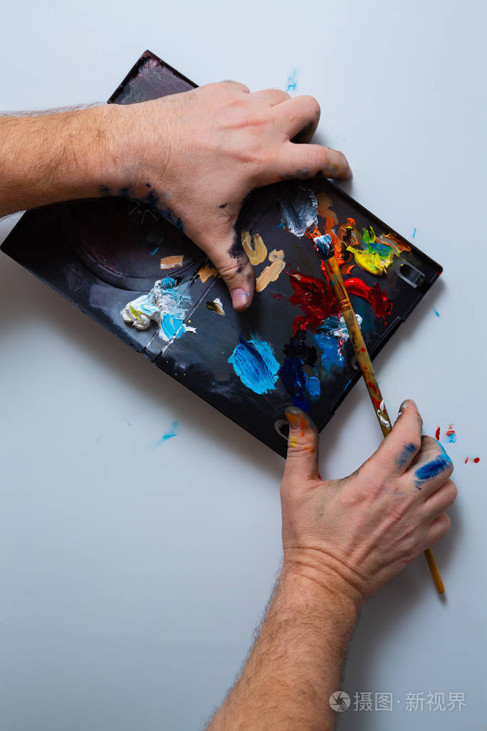 画家的双手沾满了颜料