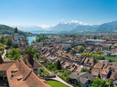 从中世纪城堡图恩德国瑞士施洛斯图恩观看图恩市和图恩湖的壮观景色
