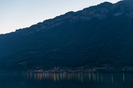 瑞士日落时伊斯尔特瓦尔德村和布里恩斯湖的美丽景色