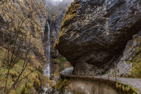 一个冬天的早晨，瓦尔韦托瓦瀑布的水仍然出现在自然景观中，瀑布的横向景观形象