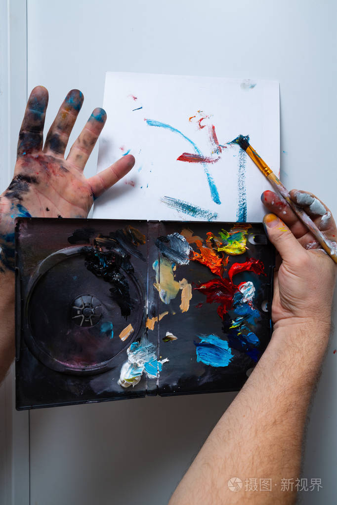 画家的双手沾满了颜料
