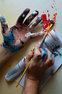 画家的双手沾满了颜料照片