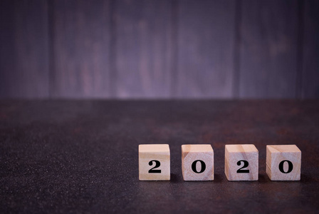 数字2020年新年木立方体上深色背景，浅色木立方体标志符号标志商务办公场所内容