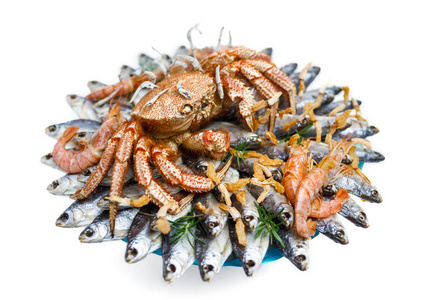 大毛煮螃蟹放在一堆干咸鱼上，放在白色背景的礼物花束上