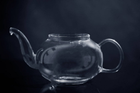 黑暗背景上的空茶壶