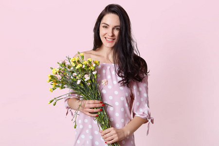 3月8日，在淡粉色的摄影棚背景下，收到男友送的送的花。
