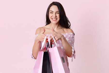 买菜拎东西图片